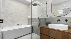 Shower, hair dryer, towels - Beautifully renovated period property in great location (CARRINGTON)