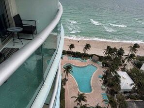 Pool - Spectacular ocean view 1 bedroom in Hollywood  (Hollywood)