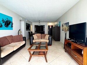 Living area - Spectacular ocean view 1 bedroom in Hollywood  (Hollywood)
