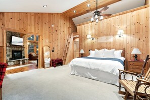 4 bedrooms, desk, iron/ironing board, travel cot - NEW* Lakefront Escape; Sleeps12, hottub, gameroom & UTV, Direct Snowmobile (Rangeley)