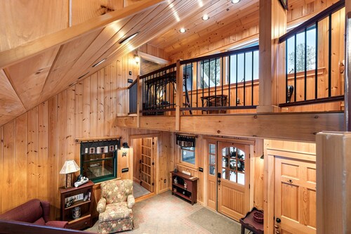 Lake Escape; Sleeps12, hottub, gameroom & UTV, Direct Snowmobile