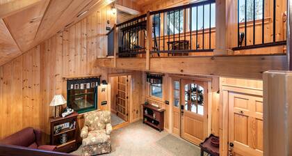 Lake Escape; Sleeps12, hottub, gameroom & UTV, Direct Snowmobile
