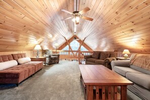 Smart TV, table tennis, books - Lake Escape; Sleeps12, hottub, gameroom & UTV, Direct Snowmobile (Rangeley)