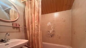 A bathroom with a sink, mirror, and bathtub. - Apartment Chalet Méribel Mottaret ! Ski 3 minutes' walk (Les Allues)