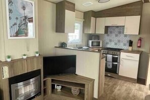 Kylskåp, mikrovågsugn, ugn och spishäll