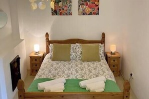 1 chambre, fer et planche à repasser, lit parapluie, accès Internet