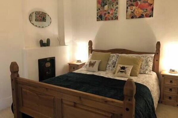 1 bedroom, iron/ironing board, travel cot, Internet