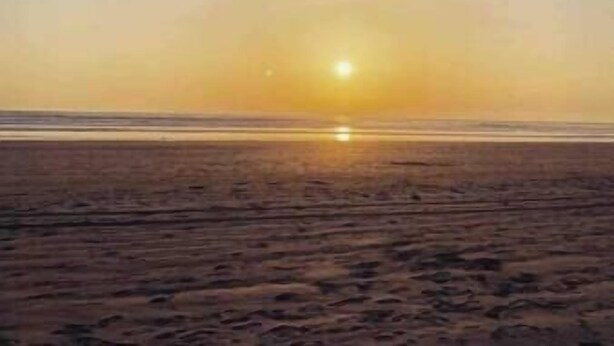 A beach at sunset with a calm sea and a clear sky. - Braunton Breaks - Ambrose Cottage (Braunton)