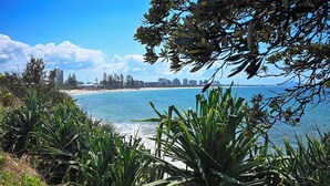 On the beach - Alex Heads, Prime Location, Stunning Views (Sunshine Coast)
