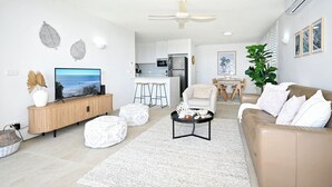 Smart TV, books - Alex Heads, Prime Location, Stunning Views (Sunshine Coast)