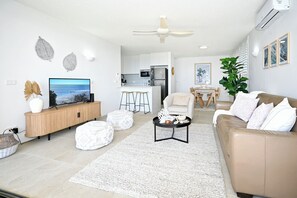 Smart TV, books - Alex Heads, Prime Location, Stunning Views (Sunshine Coast)