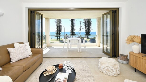 Smart TV, books - Alex Heads, Prime Location, Stunning Views (Sunshine Coast)