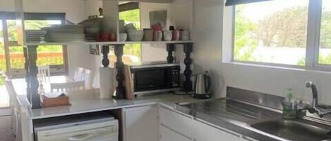 Een microgolfoven, een oven, een kookplaat, een vaatwasser