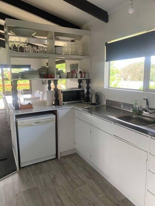 Microwave, oven, stovetop, dishwasher - Hosts on the Coast Holidays on Hardy (Cooks Beach)