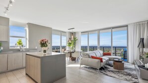 Un apartamento moderno con cocina, comedor y sala de estar, con vistas a la ciudad.