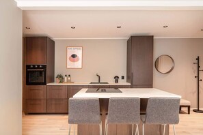 Kjøleskap, ovn, kokeplater og oppvaskmaskin