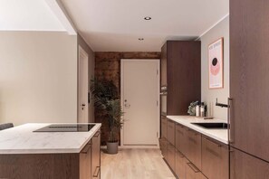 Fridge, oven, stovetop, dishwasher - 50 meter til Bryggen - Ny i 2023  solrik bakgard (Bergenhus)