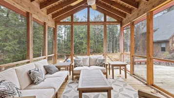 Tv, pejs, dvd-afspiller, bøger