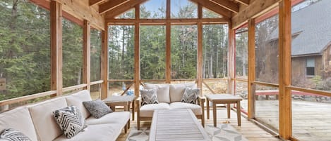 Fernseher, Kamin, DVD-Player, Bücher