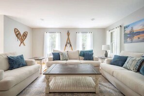 TV, fireplace, DVD player, books - “Big Red” @ New London/Sunapee | Lake-Ski-Wellness (New London)