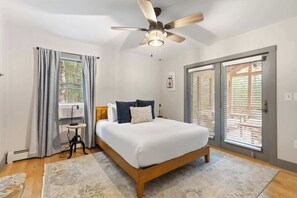 4 bedrooms, desk, iron/ironing board, travel crib