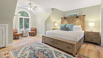 4 bedrooms, desk, iron/ironing board, travel cot