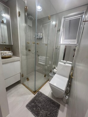 Bruser, hårtørrer, håndklæder, Sæbe