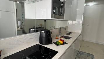 Cafeteira/chaleira, geladeira, micro-ondas, fogão