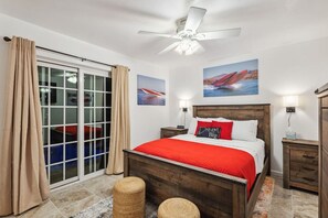 3 habitaciones, escritorio y tabla de planchar con plancha