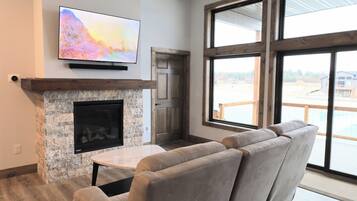 Smart TV, chimenea, videojuegos, libros