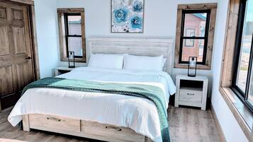 5 habitaciones, escritorio y tabla de planchar con plancha