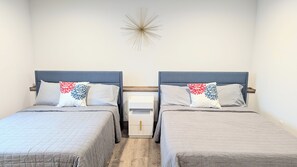 5 habitaciones, escritorio y tabla de planchar con plancha 