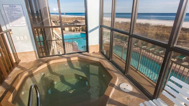 Ein Wellnessbereich mit Whirlpool und Blick auf den Strand.
