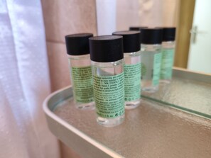 Ducha, secador de pelo, toallas, jabón