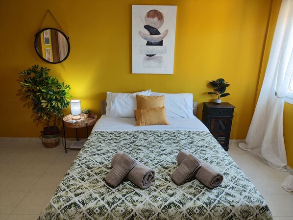 1 habitación, tabla de planchar con plancha, wifi gratis y ropa de cama