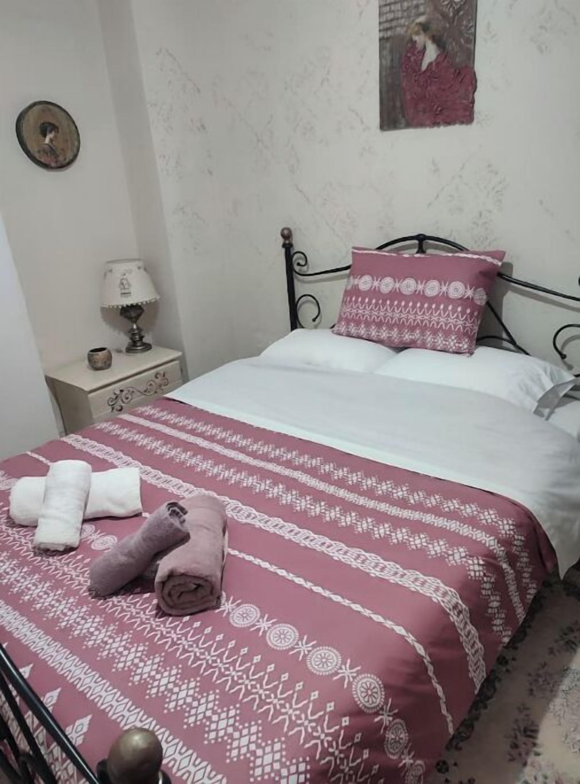 1 chambre, fer et planche à repasser, Wi-Fi gratuit, draps fournis