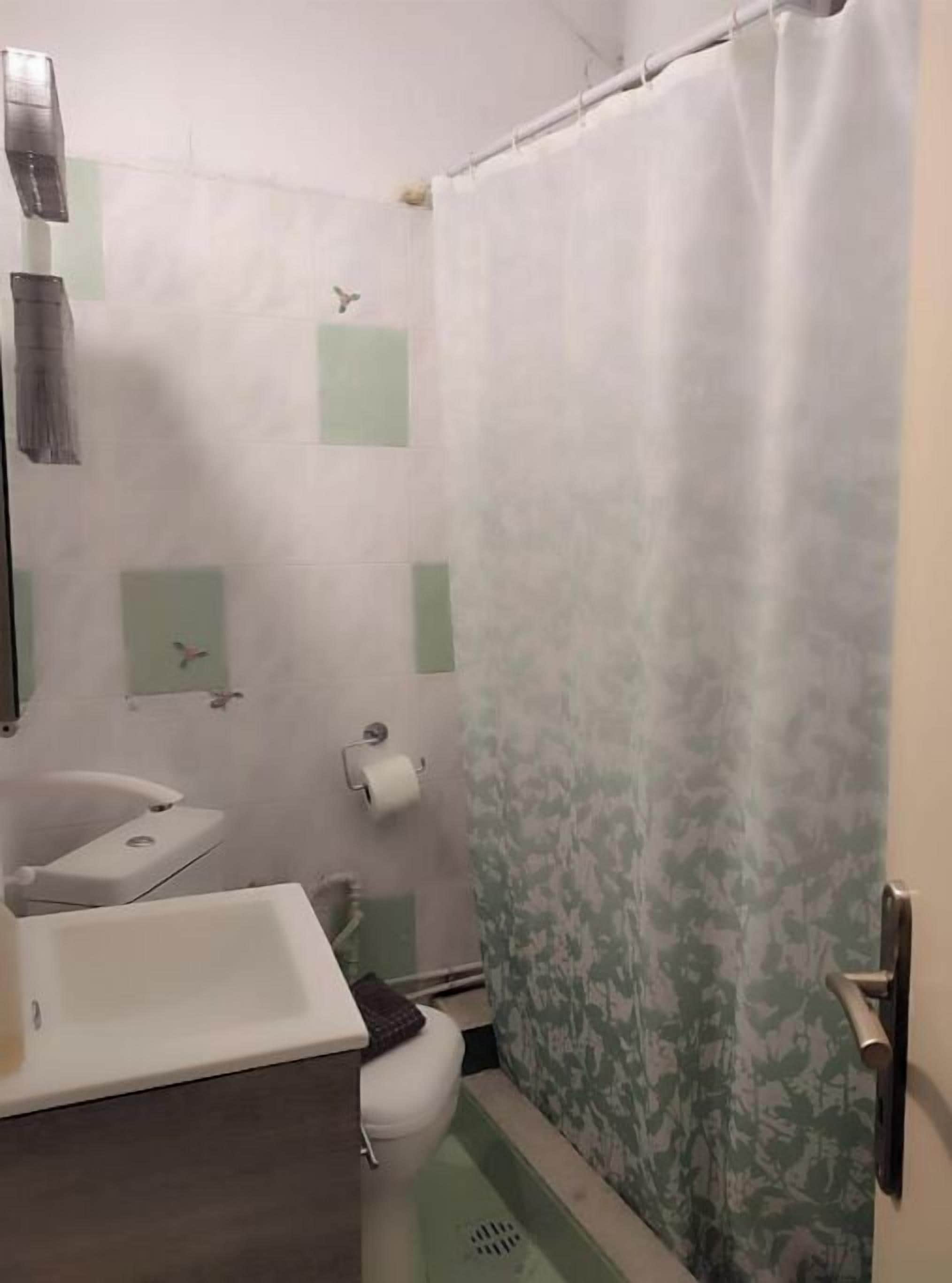 Douche, sèche-cheveux, serviettes fournies, savon