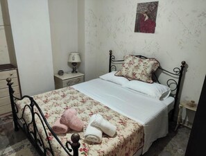 1 slaapkamer, een strijkplank/strijkijzer, gratis wifi, beddengoed