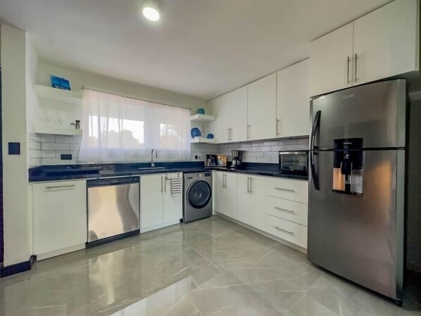 Kühlschrank, Mikrowelle, Ofen, Geschirrspüler