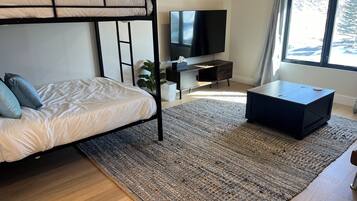 4 bedrooms, iron/ironing board, WiFi, bed sheets