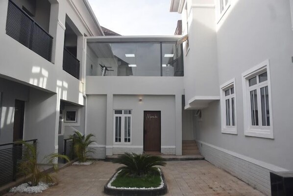 Front of property - WHTYESCAPE SERVICED APARTMENTS (Abuja)