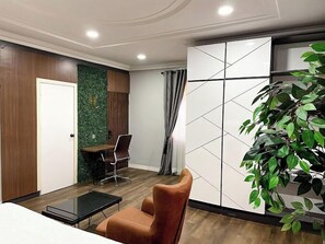 Apartamento família, sacada, vista para a cidade | 3 quartos, escrivaninha, espaço de trabalho para notebook