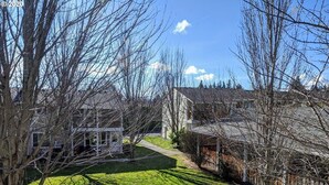 A residential area with houses, a well-maintained lawn, and a clear sky. - Escape to the scenic heights of Hood River (Hood River)