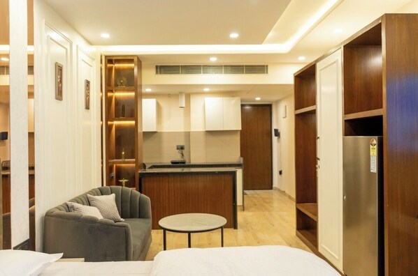 1 bedroom, iron/ironing board, WiFi - Luxury studio apartment—family/couple friendly—w/rooftop garden and pool (Jaipur)