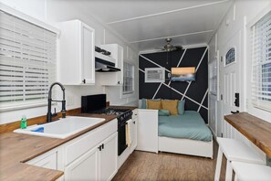 Forn, placa de cuina i cafetera i tetera