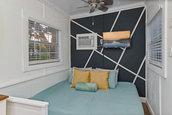 1 bedroom, desk, WiFi, bed sheets