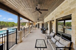 Terrace/patio - Stunning 6 Bedroom vacation home with pool & hot tub 5 minutes from Frio River! (Sabinal)