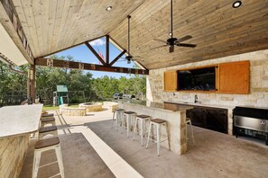 Outdoor dining - Stunning 6 Bedroom vacation home with pool & hot tub 5 minutes from Frio River! (Sabinal)