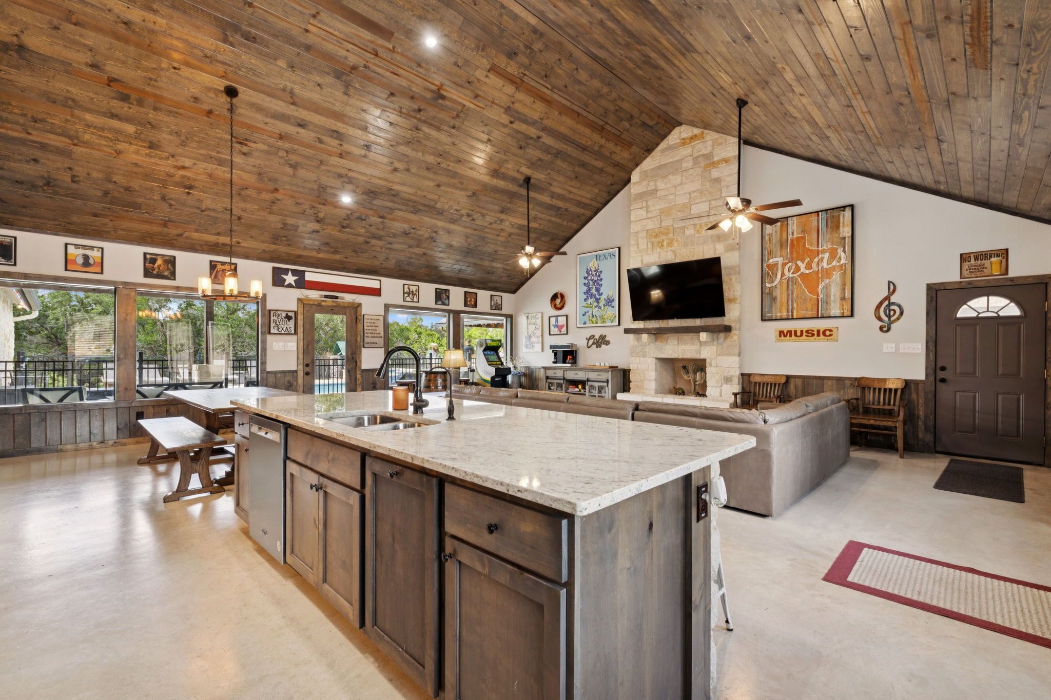 المنشأة من الداخل