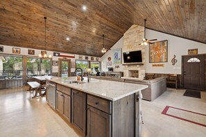 Interior - Stunning 6 Bedroom vacation home with pool & hot tub 5 minutes from Frio River! (Sabinal)